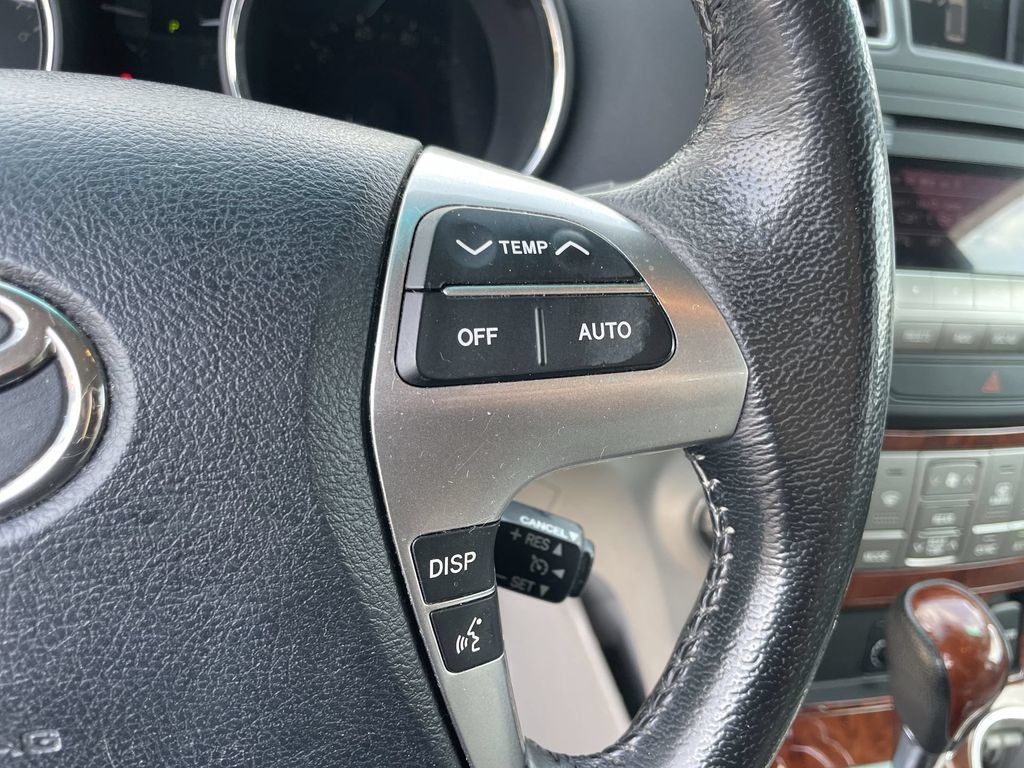 Used 2011 Toyota Highlander Limited w/ Tow Pkg FWD image 17