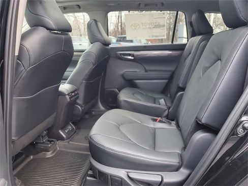New 2026 Toyota Highlander Platinum image 10