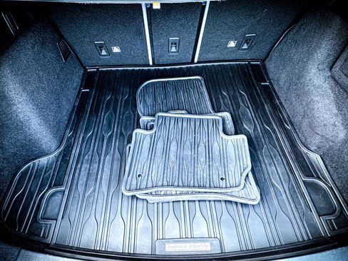 Used 2018 Land Rover Range Rover Velar R-Dynamic SE image 11