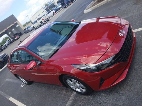 Used 2022 Hyundai Elantra SE FWD image 2