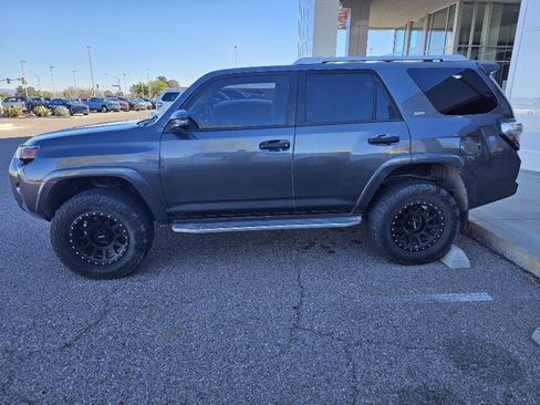 Used 2018 Toyota 4Runner SR5 Premium image 2