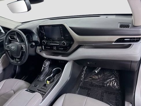 Used 2022 Toyota Highlander XLE FWD image 30