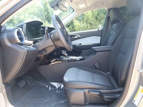 Used 2025 Chevrolet Trax LT FWD image 15