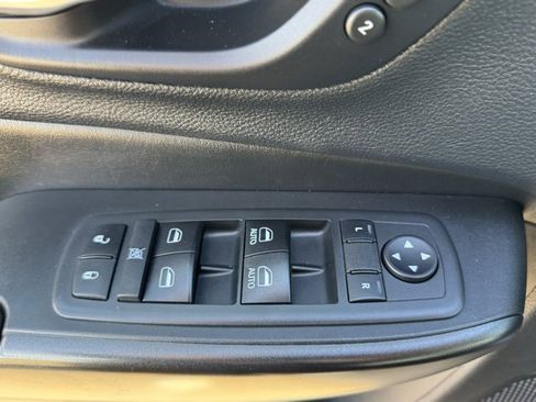 Used 2019 Jeep Cherokee Trailhawk image 9