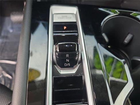Used 2025 Volkswagen Atlas SE FWD image 24