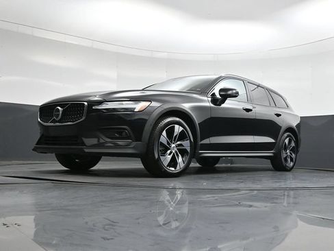 Used 2025 Volvo V60 B5 Cross Country Plus AWD/4WD image 37