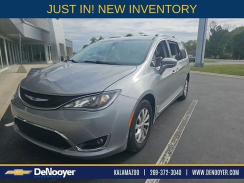 Used 2018 Chrysler Pacifica Touring-L Plus FWD image 1