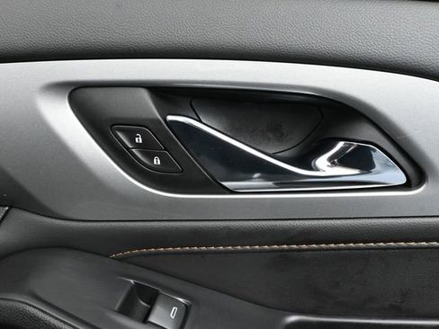 Used 2021 Chevrolet Traverse LT FWD image 50