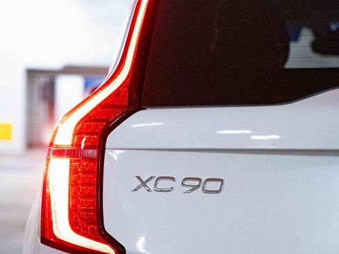 New 2025 Volvo XC90 T8 Core w/ Climate Package image 5