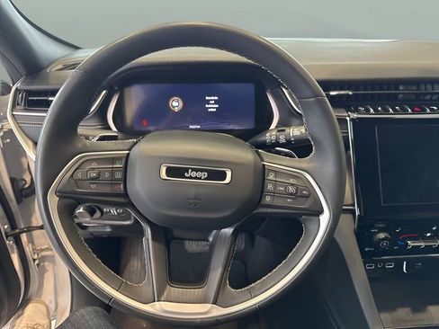 Used 2023 Jeep Grand Cherokee Altitude image 11