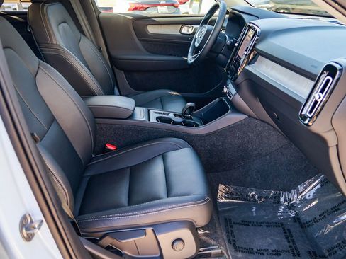 Used 2025 Volvo XC40 B5 Core image 19