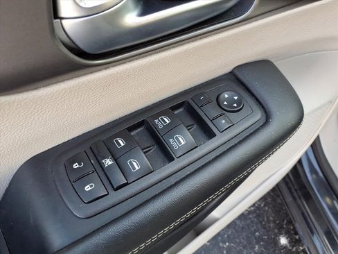 Certified 2023 Chrysler Pacifica Touring-L image 7