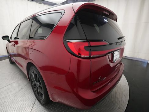 Used 2025 Chrysler Pacifica Limited FWD image 35