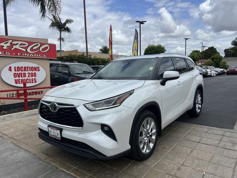Used 2023 Toyota Highlander Limited FWD image 2