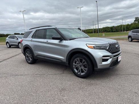 Used 2022 Ford Explorer XLT w/ Equipment Group 202A AWD/4WD image 3