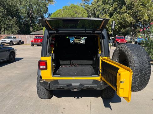 Used 2018 Jeep Wrangler Unlimited Rubicon image 14
