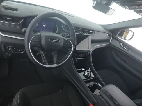 Used 2025 Jeep Grand Cherokee Laredo X image 17