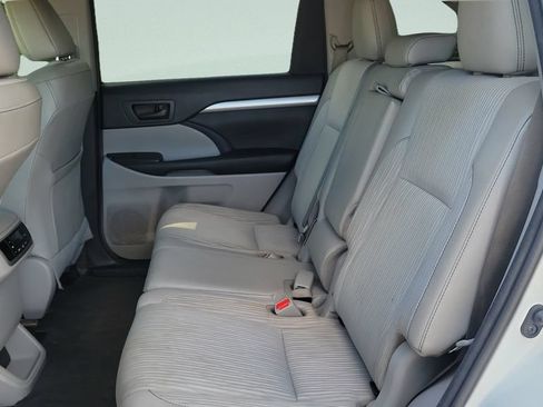 Used 2018 Toyota Highlander Plus FWD image 10