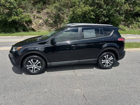 Used 2017 Toyota RAV4 LE AWD/4WD image 3