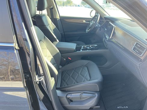 Used 2025 Volkswagen Atlas SE w/ Black Wheel Package image 28