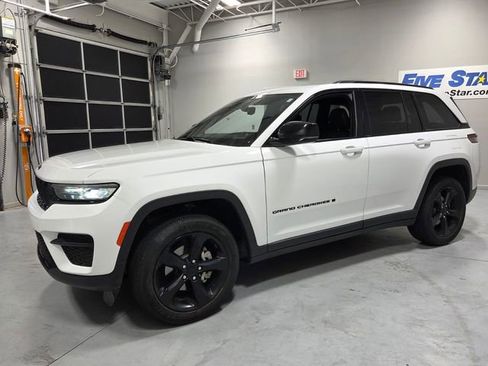 Used 2023 Jeep Grand Cherokee Altitude AWD/4WD image 3