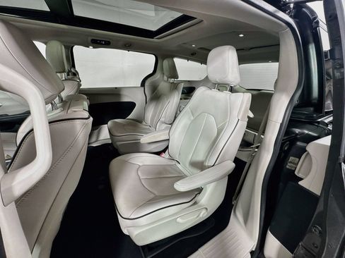 Used 2018 Chrysler Pacifica Limited FWD image 23