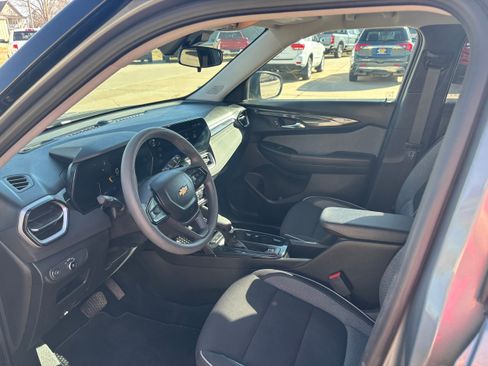 Used 2025 Chevrolet TrailBlazer LS w/ LS Convenience Package FWD image 9