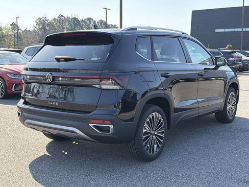 New 2026 Volkswagen Taos SE image 5