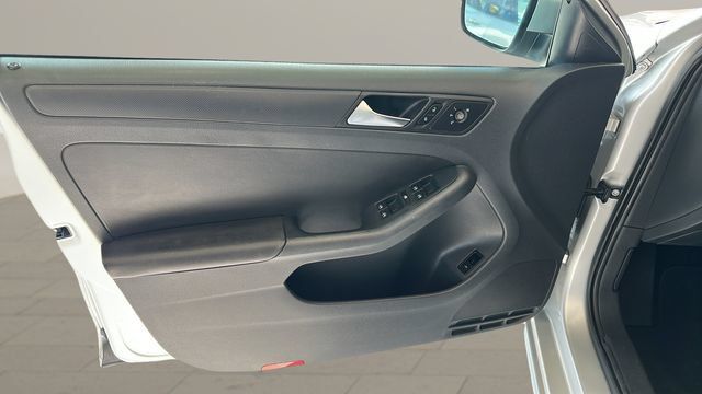 Used 2011 Volkswagen Jetta SE FWD image 11