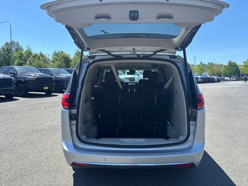 Used 2023 Chrysler Pacifica Touring-L FWD image 6
