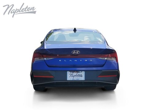 Used 2025 Hyundai Elantra SEL FWD image 4