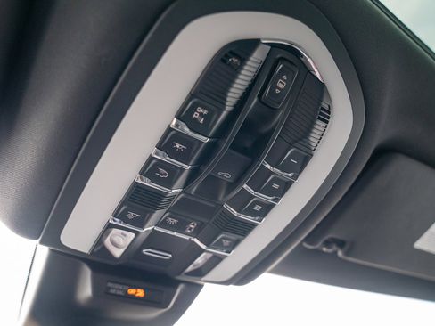 Used 2025 Porsche Macan image 22