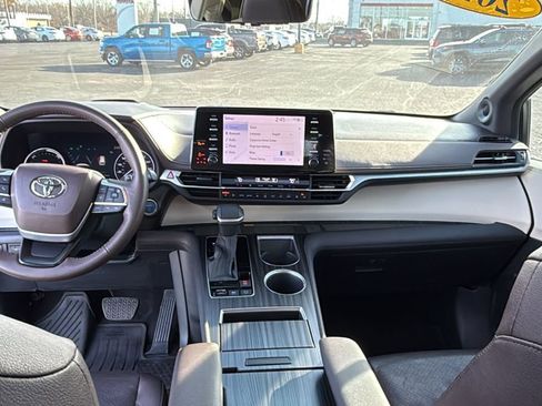 Certified 2024 Toyota Sienna Platinum image 32