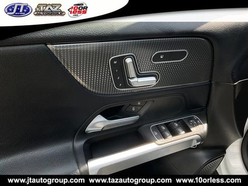 Used 2020 Mercedes-Benz GLB 250 4MATIC w/ Premium Package image 11