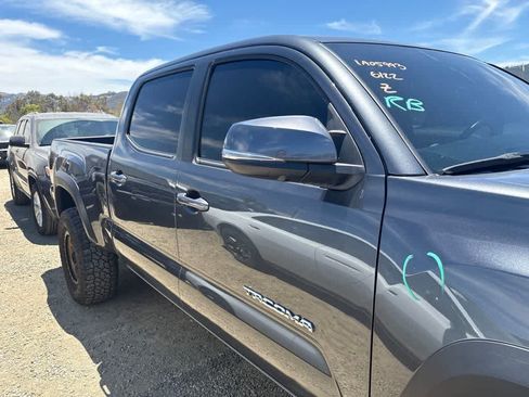 Used 2022 Toyota Tacoma TRD Off-Road w/ TRD Premium Off Road Package AWD/4WD image 13