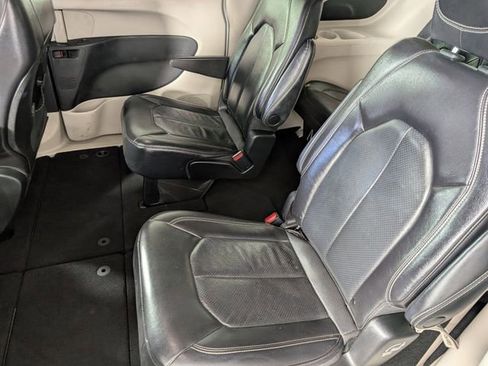 Used 2022 Chrysler Pacifica Touring-L image 22