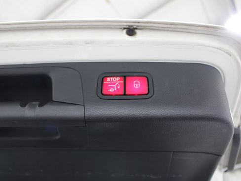 Used 2019 Mercedes-Benz GLC 300 4MATIC image 24
