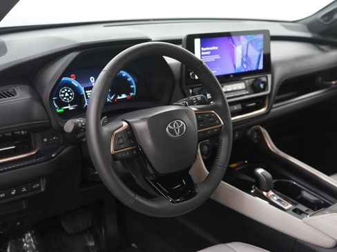 Used 2025 Toyota Grand Highlander AWD Hybrid image 23