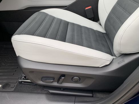 New 2025 Mitsubishi Outlander SE image 9