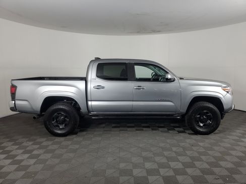 Used 2020 Toyota Tacoma SR5 RWD image 3