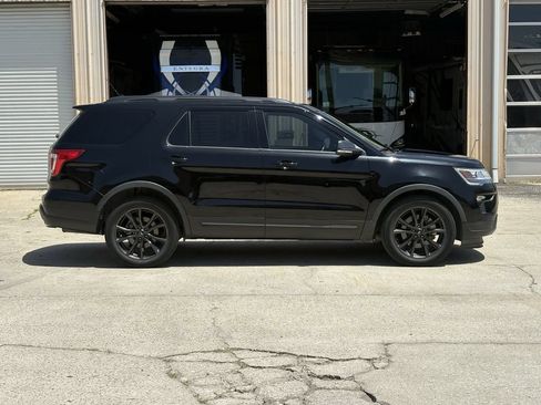 Used 2018 Ford Explorer XLT w/ Equipment Group 202A FWD image 4