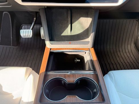 Used 2022 Tesla Model X image 17