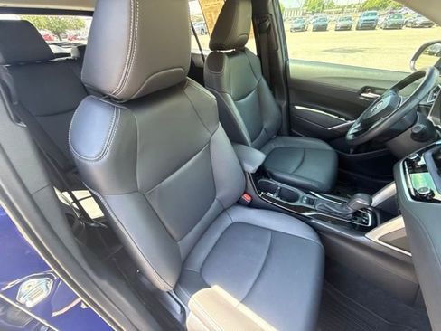 Used 2023 Toyota Corolla Cross XLE w/ Convenience Package FWD image 16