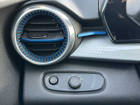 Used 2025 Chevrolet Trax LT w/ LT Convenience Package image 29