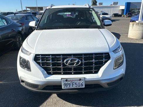Used 2025 Hyundai Venue SEL FWD image 3