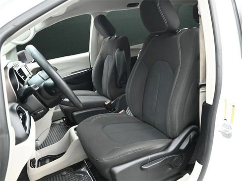 Used 2021 Chrysler Voyager L image 12