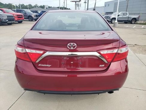 Used 2017 Toyota Camry SE w/ Moonroof Package FWD image 5