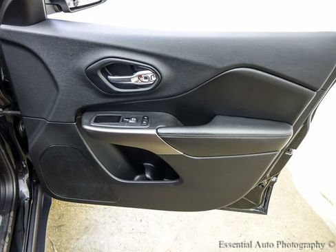 Used 2019 Jeep Cherokee Limited AWD/4WD image 23