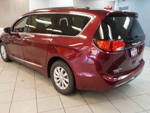 Used 2017 Chrysler Pacifica Touring-L FWD image 9