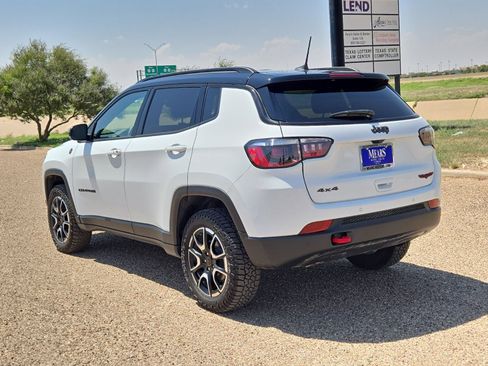 Used 2025 Jeep Compass Trailhawk AWD/4WD image 3